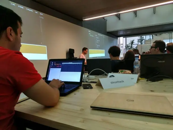 Aula de IronHack, con mi XPS de camuflaje