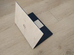 XPS15 con vinilo DBrand en Bambú. A juego con el suelo de casa.